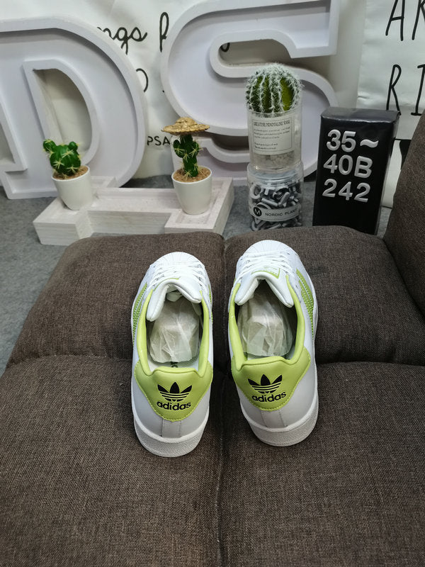 Les baskets Adidas Superstar Femme, emblématiques et intemporelles, ont été un symbole de style et de culture depuis leur lancement en 1969.