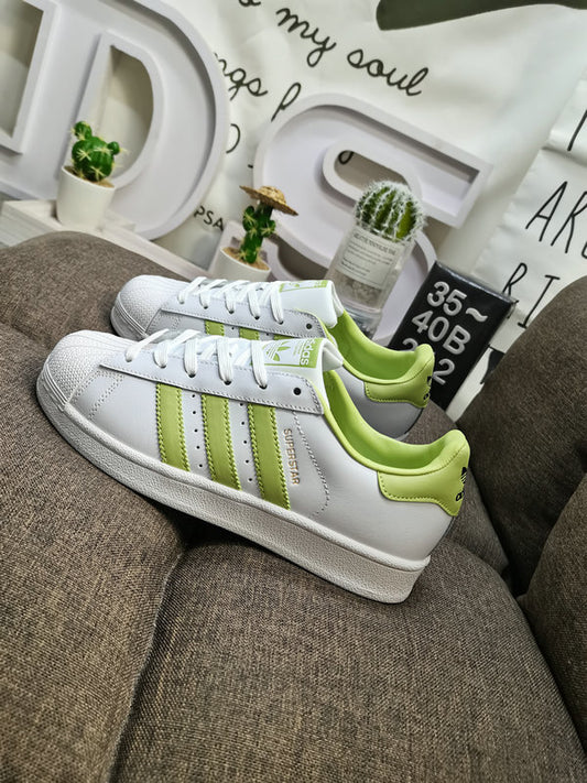 Les baskets Adidas Superstar Femme, emblématiques et intemporelles, ont été un symbole de style et de culture depuis leur lancement en 1969.