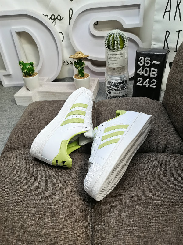Les baskets Adidas Superstar Femme, emblématiques et intemporelles, ont été un symbole de style et de culture depuis leur lancement en 1969.