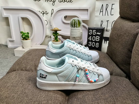 Les baskets Adidas Superstar Femme, emblématiques et intemporelles, ont été un symbole de style et de culture depuis leur lancement en 1969.