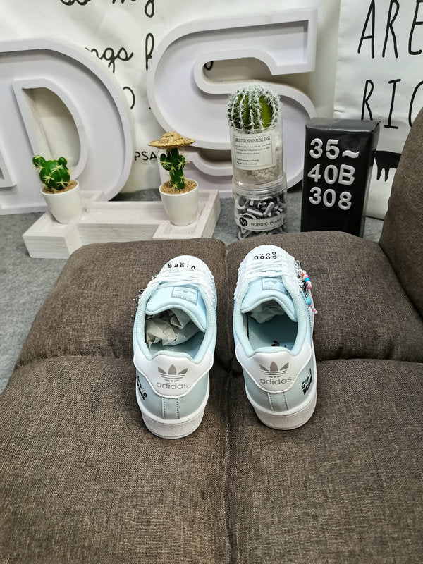 Les baskets Adidas Superstar Femme, emblématiques et intemporelles, ont été un symbole de style et de culture depuis leur lancement en 1969.