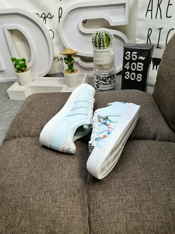 Les baskets Adidas Superstar Femme, emblématiques et intemporelles, ont été un symbole de style et de culture depuis leur lancement en 1969.