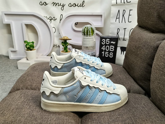 Les baskets Adidas Superstar Femme, emblématiques et intemporelles, ont été un symbole de style et de culture depuis leur lancement en 1969.