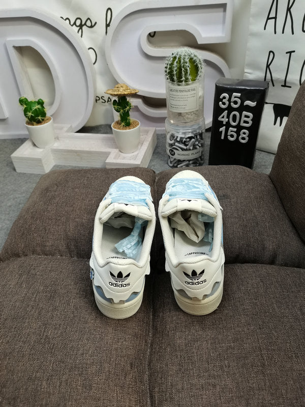 Les baskets Adidas Superstar Femme, emblématiques et intemporelles, ont été un symbole de style et de culture depuis leur lancement en 1969.