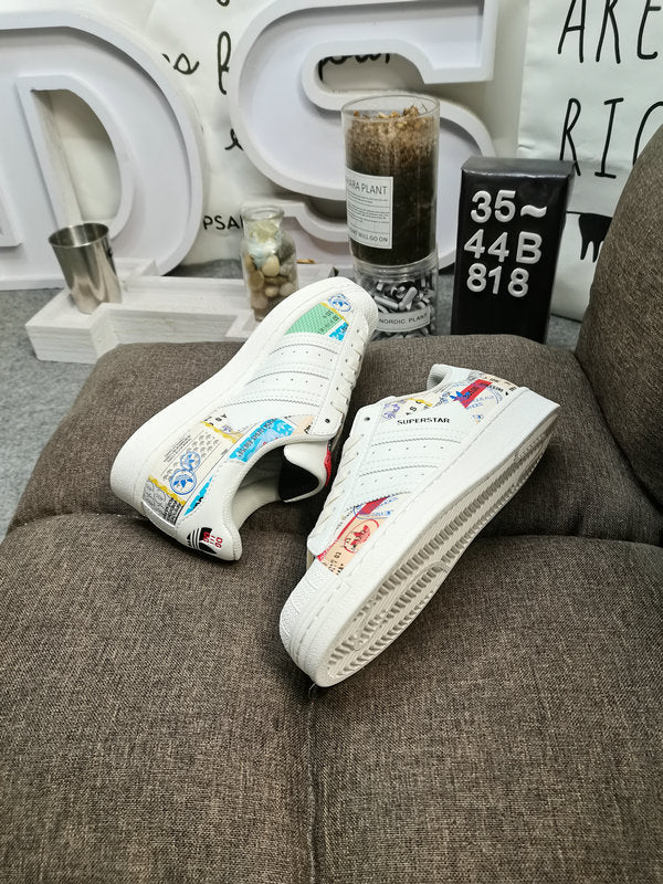 Les baskets Adidas Superstar Femme, emblématiques et intemporelles, ont été un symbole de style et de culture depuis leur lancement en 1969.