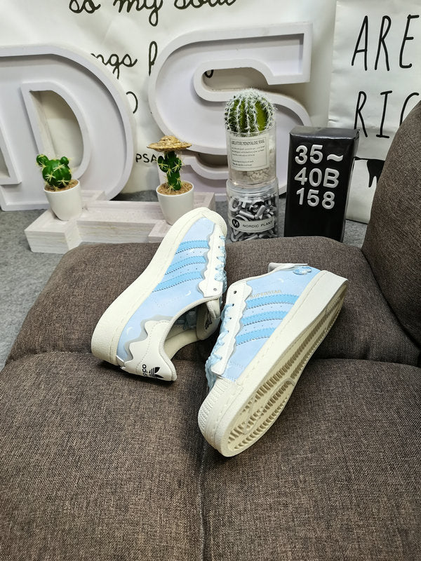 Les baskets Adidas Superstar Femme, emblématiques et intemporelles, ont été un symbole de style et de culture depuis leur lancement en 1969.