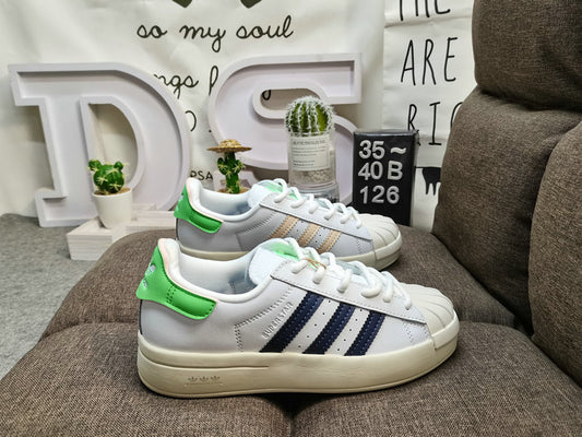 Les baskets Adidas Superstar Femme, emblématiques et intemporelles, ont été un symbole de style et de culture depuis leur lancement en 1969.