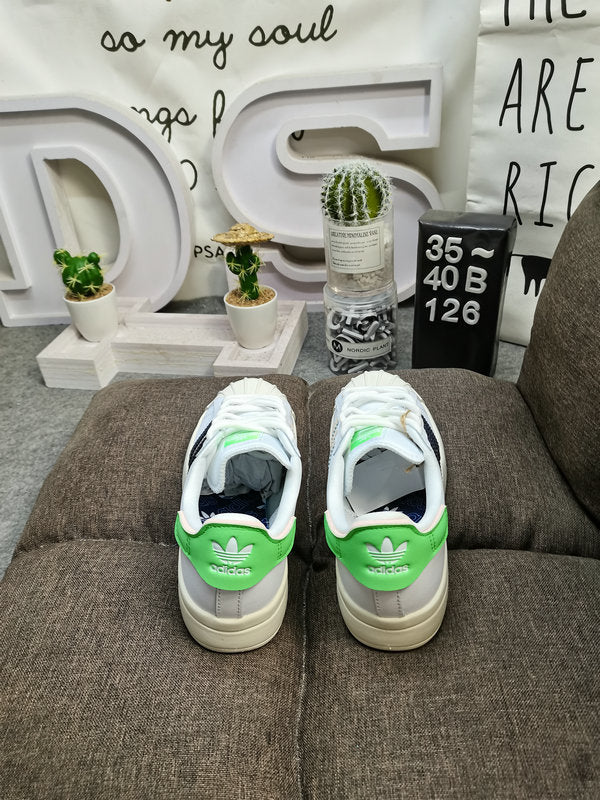 Les baskets Adidas Superstar Femme, emblématiques et intemporelles, ont été un symbole de style et de culture depuis leur lancement en 1969.