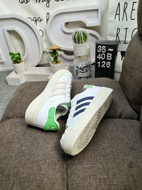 Les baskets Adidas Superstar Femme, emblématiques et intemporelles, ont été un symbole de style et de culture depuis leur lancement en 1969.