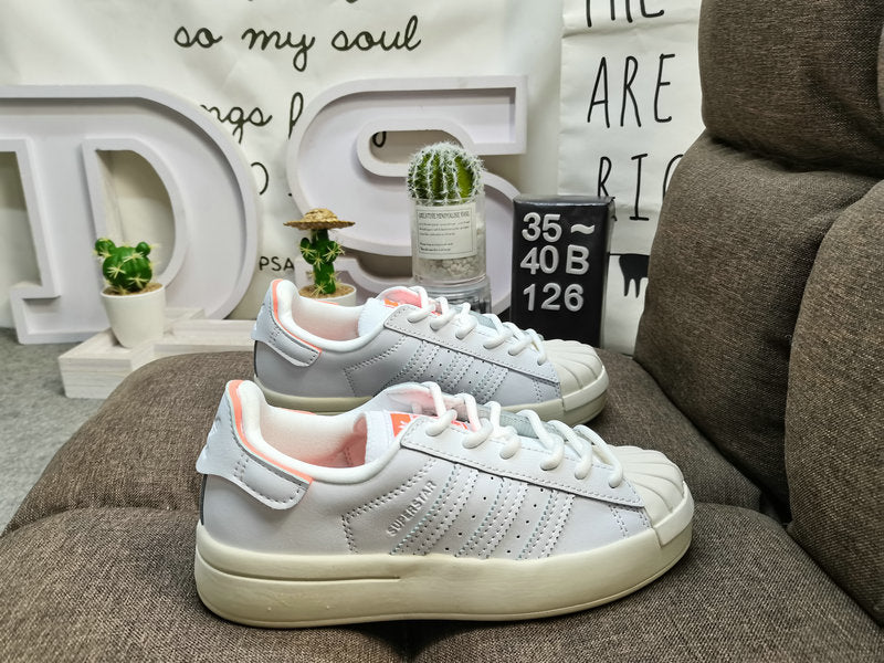 Les baskets Adidas Superstar Femme, emblématiques et intemporelles, ont été un symbole de style et de culture depuis leur lancement en 1969.