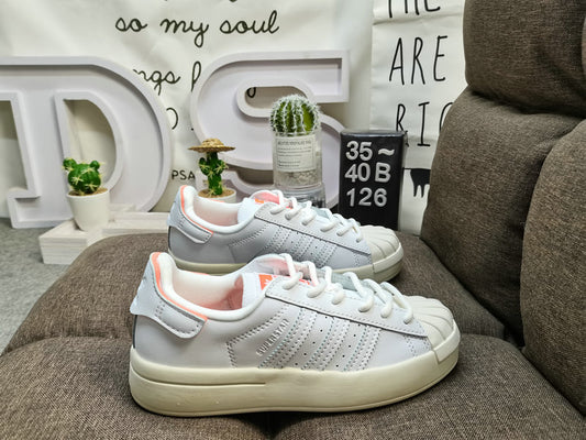 Les baskets Adidas Superstar Femme, emblématiques et intemporelles, ont été un symbole de style et de culture depuis leur lancement en 1969.