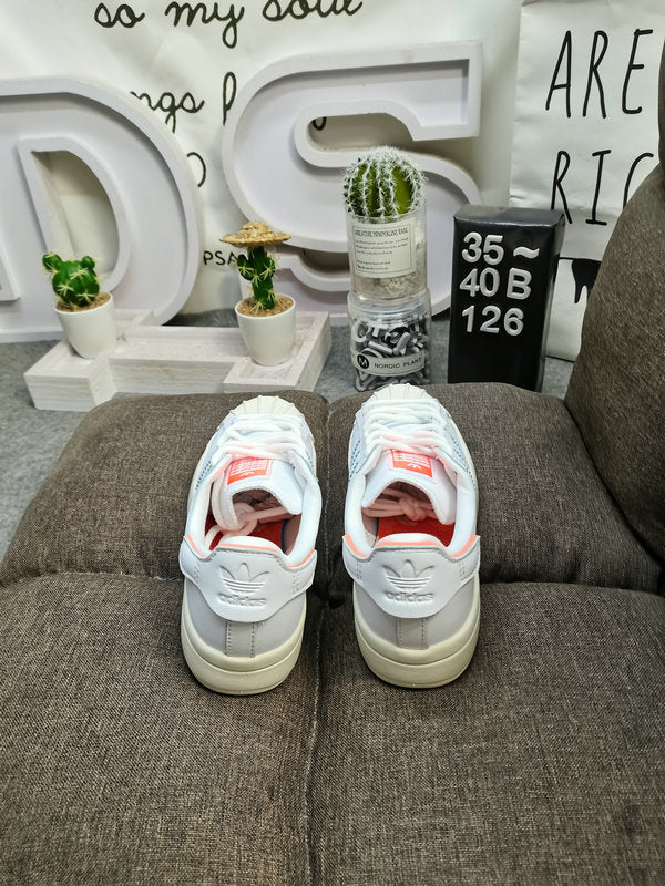 Les baskets Adidas Superstar Femme, emblématiques et intemporelles, ont été un symbole de style et de culture depuis leur lancement en 1969.