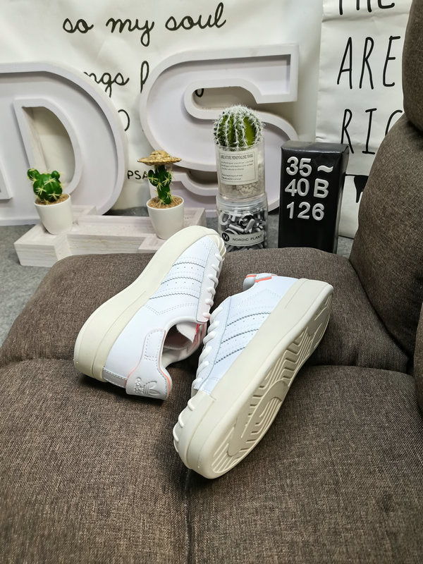 Les baskets Adidas Superstar Femme, emblématiques et intemporelles, ont été un symbole de style et de culture depuis leur lancement en 1969.