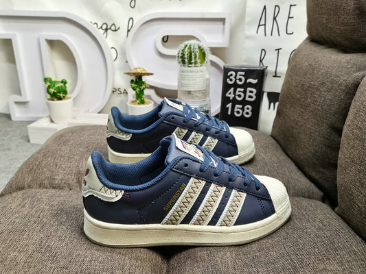 Les baskets Adidas Superstar Femme, emblématiques et intemporelles, ont été un symbole de style et de culture depuis leur lancement en 1969.
