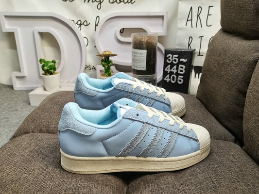 Les baskets Adidas Superstar Femme, emblématiques et intemporelles, ont été un symbole de style et de culture depuis leur lancement en 1969.
