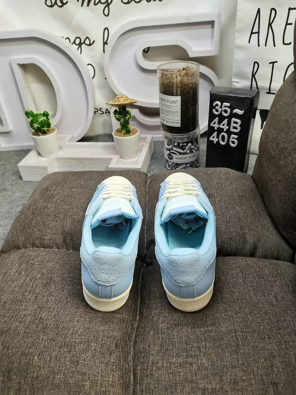 Les baskets Adidas Superstar Femme, emblématiques et intemporelles, ont été un symbole de style et de culture depuis leur lancement en 1969.