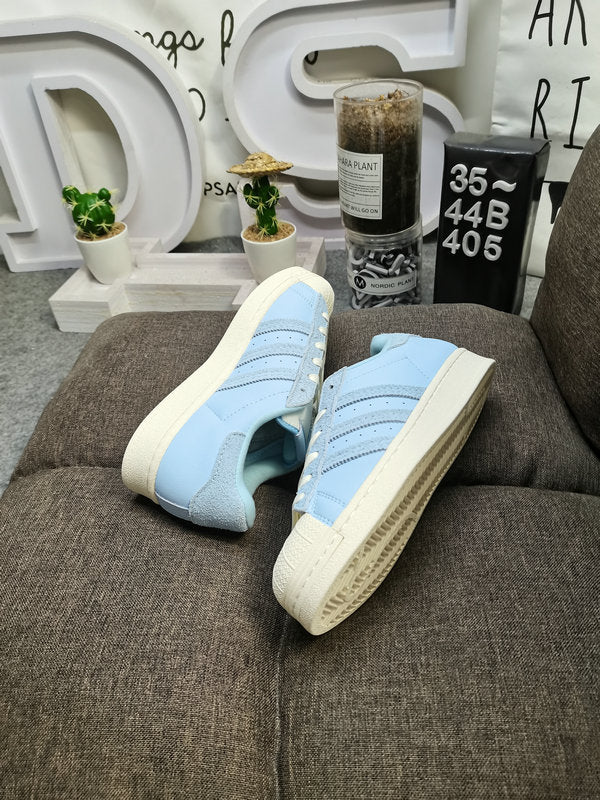 Les baskets Adidas Superstar Femme, emblématiques et intemporelles, ont été un symbole de style et de culture depuis leur lancement en 1969.