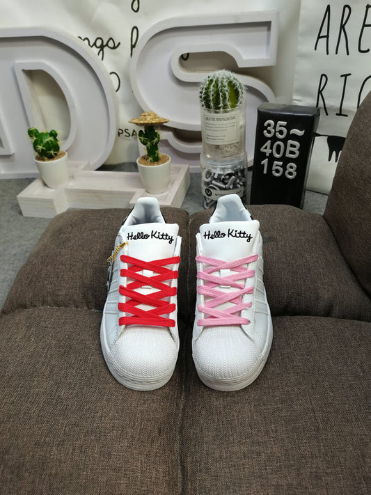 Les baskets Adidas Superstar Femme, emblématiques et intemporelles, ont été un symbole de style et de culture depuis leur lancement en 1969.