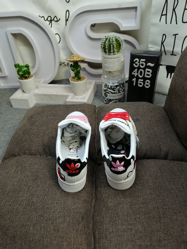 Les baskets Adidas Superstar Femme, emblématiques et intemporelles, ont été un symbole de style et de culture depuis leur lancement en 1969.