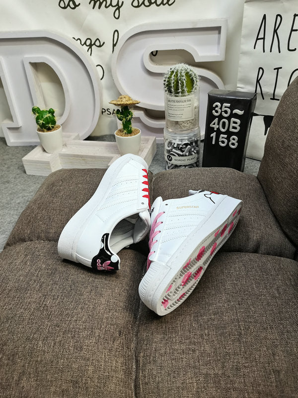 Les baskets Adidas Superstar Femme, emblématiques et intemporelles, ont été un symbole de style et de culture depuis leur lancement en 1969.
