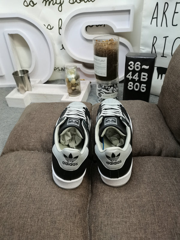 Les baskets Adidas Superstar Femme, emblématiques et intemporelles, ont été un symbole de style et de culture depuis leur lancement en 1969.