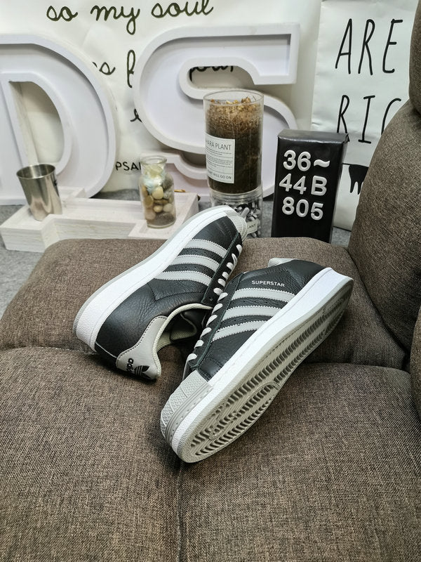 Les baskets Adidas Superstar Femme, emblématiques et intemporelles, ont été un symbole de style et de culture depuis leur lancement en 1969.
