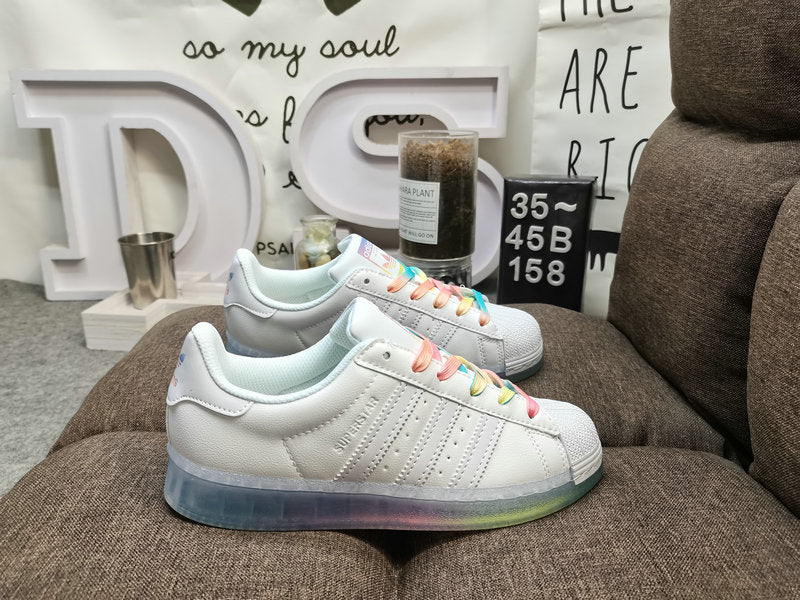 Les baskets Adidas Superstar Femme, emblématiques et intemporelles, ont été un symbole de style et de culture depuis leur lancement en 1969.