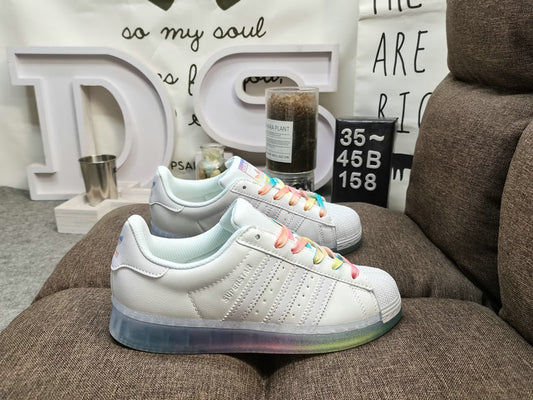 Les baskets Adidas Superstar Femme, emblématiques et intemporelles, ont été un symbole de style et de culture depuis leur lancement en 1969.