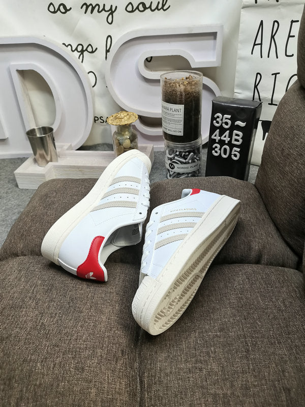 Les baskets Adidas Superstar Femme, emblématiques et intemporelles, ont été un symbole de style et de culture depuis leur lancement en 1969.