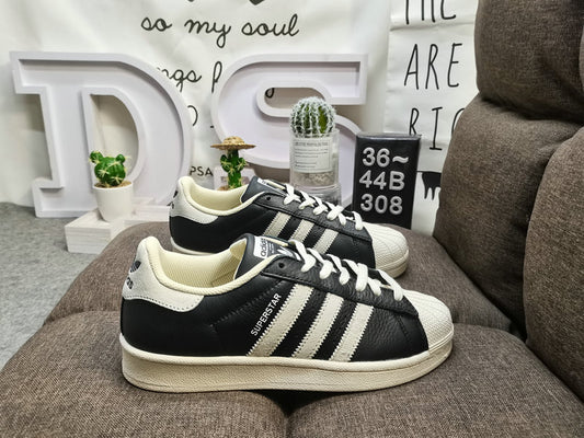 Les baskets Adidas Superstar Femme, emblématiques et intemporelles, ont été un symbole de style et de culture depuis leur lancement en 1969.