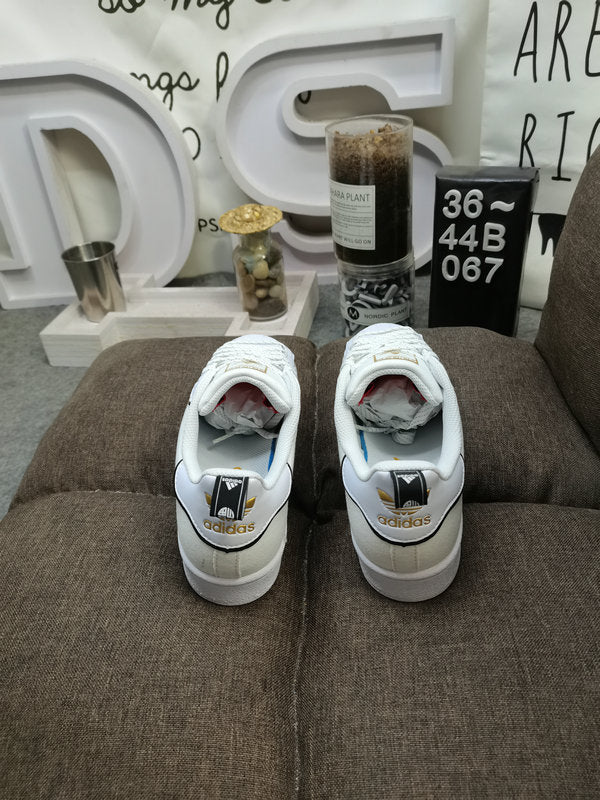 Les baskets Adidas Superstar Femme, emblématiques et intemporelles, ont été un symbole de style et de culture depuis leur lancement en 1969.