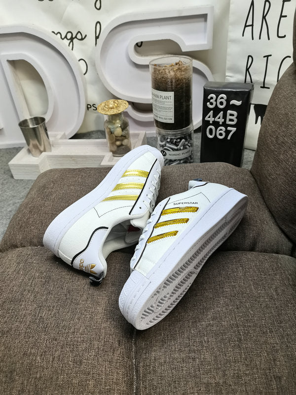 Les baskets Adidas Superstar Femme, emblématiques et intemporelles, ont été un symbole de style et de culture depuis leur lancement en 1969.