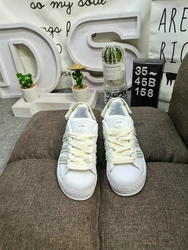 Les baskets Adidas Superstar Femme, emblématiques et intemporelles, ont été un symbole de style et de culture depuis leur lancement en 1969.