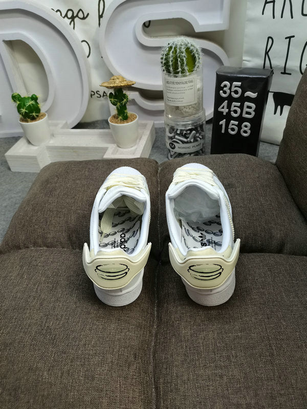 Les baskets Adidas Superstar Femme, emblématiques et intemporelles, ont été un symbole de style et de culture depuis leur lancement en 1969.