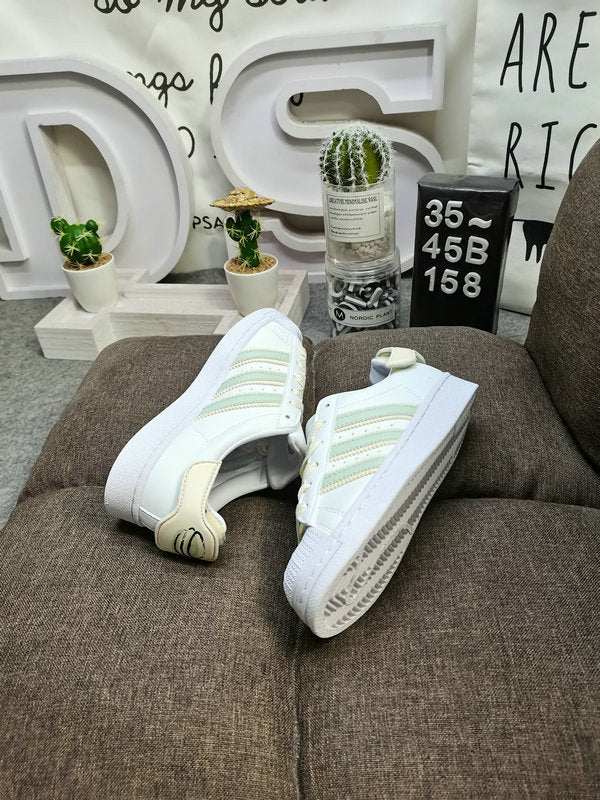 Les baskets Adidas Superstar Femme, emblématiques et intemporelles, ont été un symbole de style et de culture depuis leur lancement en 1969.