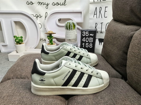 Les baskets Adidas Superstar Femme, emblématiques et intemporelles, ont été un symbole de style et de culture depuis leur lancement en 1969.