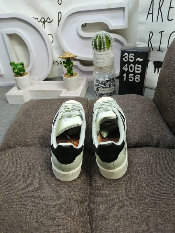 Les baskets Adidas Superstar Femme, emblématiques et intemporelles, ont été un symbole de style et de culture depuis leur lancement en 1969.