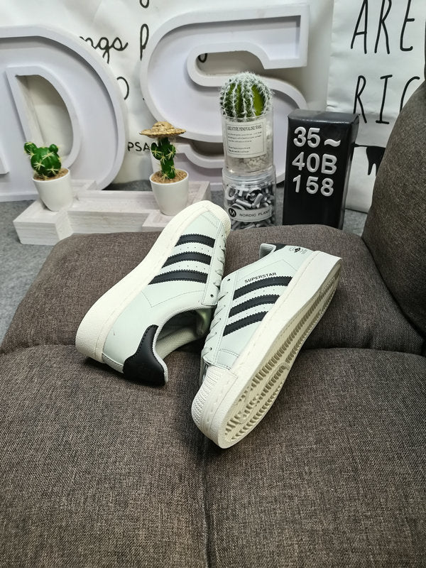 Les baskets Adidas Superstar Femme, emblématiques et intemporelles, ont été un symbole de style et de culture depuis leur lancement en 1969.