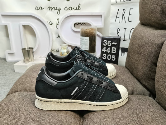 Les baskets Adidas Superstar Femme, emblématiques et intemporelles, ont été un symbole de style et de culture depuis leur lancement en 1969.