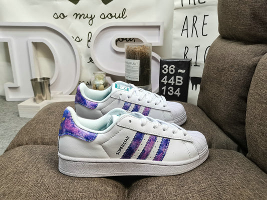 Les baskets Adidas Superstar Femme, emblématiques et intemporelles, ont été un symbole de style et de culture depuis leur lancement en 1969.