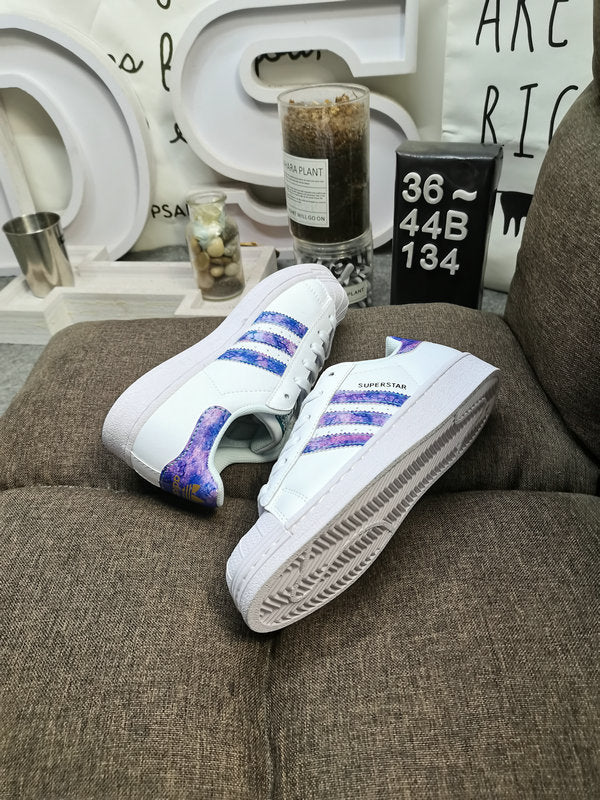 Les baskets Adidas Superstar Femme, emblématiques et intemporelles, ont été un symbole de style et de culture depuis leur lancement en 1969.