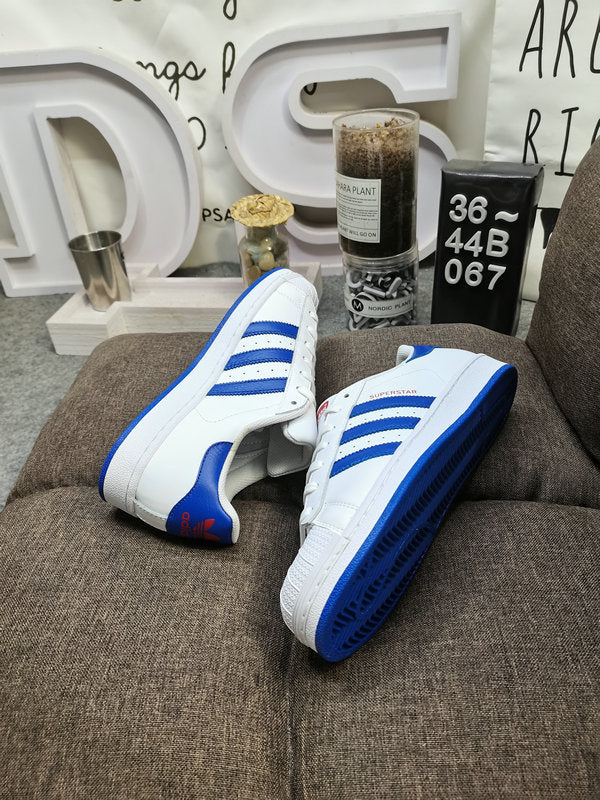Les baskets Adidas Superstar Femme, emblématiques et intemporelles, ont été un symbole de style et de culture depuis leur lancement en 1969.