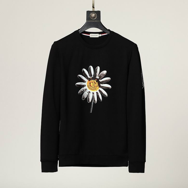 Le sweat Moncler combine élégance et confort. Son design raffiné et ses matériaux haut de gamme en font un choix incontournable pour les amateurs de mode.
