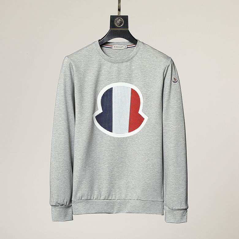 Le sweat Moncler combine élégance et confort. Son design raffiné et ses matériaux haut de gamme en font un choix incontournable pour les amateurs de mode.