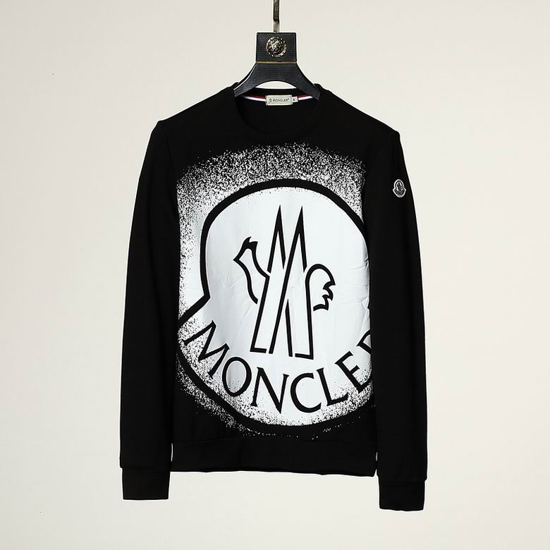 Le sweat Moncler combine élégance et confort. Son design raffiné et ses matériaux haut de gamme en font un choix incontournable pour les amateurs de mode.