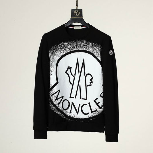 Le sweat Moncler combine élégance et confort. Son design raffiné et ses matériaux haut de gamme en font un choix incontournable pour les amateurs de mode.