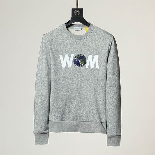 Le sweat Moncler combine élégance et confort. Son design raffiné et ses matériaux haut de gamme en font un choix incontournable pour les amateurs de mode.