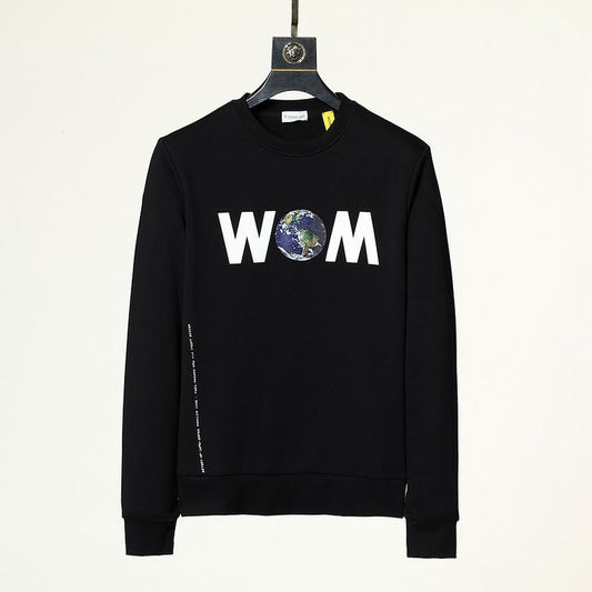 Le sweat Moncler combine élégance et confort. Son design raffiné et ses matériaux haut de gamme en font un choix incontournable pour les amateurs de mode.