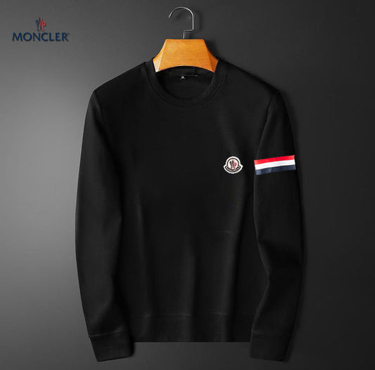 Le sweat Moncler combine élégance et confort. Son design raffiné et ses matériaux haut de gamme en font un choix incontournable pour les amateurs de mode.