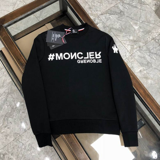 Le sweat Moncler combine élégance et confort. Son design raffiné et ses matériaux haut de gamme en font un choix incontournable pour les amateurs de mode.